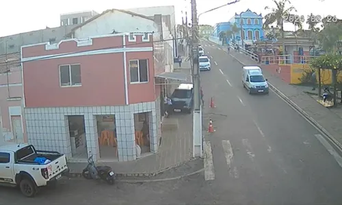 
				
					Vídeo: adolescentes são atropeladas por carro desgovernado na Bahia
				
				