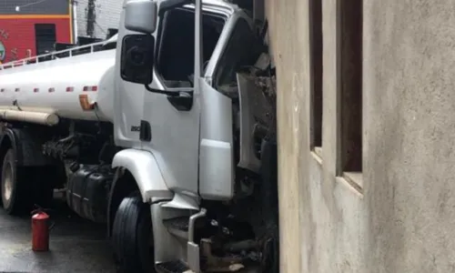 
				
					Vídeo: caminhão desgovernado invade casas em Candeias
				
				