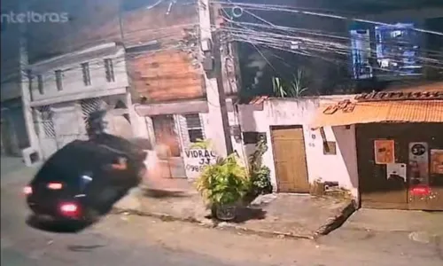 
				
					Vídeo: duas pessoas são atropeladas por carro no Subúrbio de Salvador
				
				