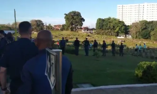 
				
					Vídeo: guarda civil atacado a tiros na BR-324 é enterrado com honras
				
				