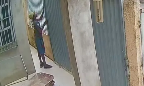 
				
					Vídeo: homens invadem igreja na Bahia e furtam geladeira
				
				