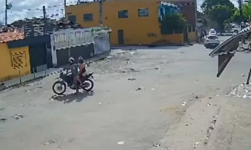 
				
					Vídeo mostra momento em que passageiro é baleado em corrida por app
				
				