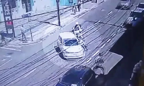 
				
					Vídeo: motorista derruba PMs de motocicleta após abordagem em Salvador
				
				