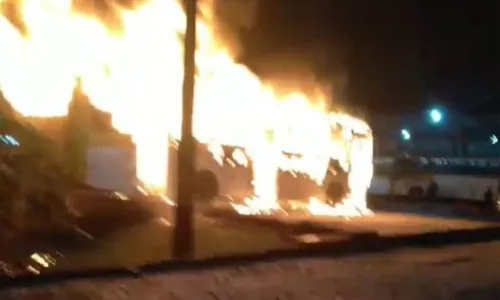  				 					Vídeo: ônibus pega fogo em garagem da Avenida Suburbana 				 				