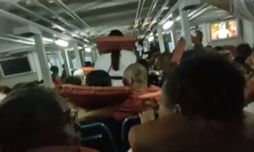
				
					Vídeo: passageiros de lancha ficam em pânico com mar agitado na Bahia
				
				