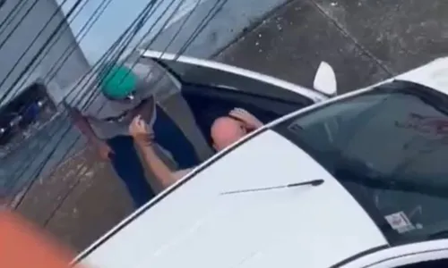  				 					Vídeo: suspeito armado rende vítima e rouba carro em Salvador 				 				