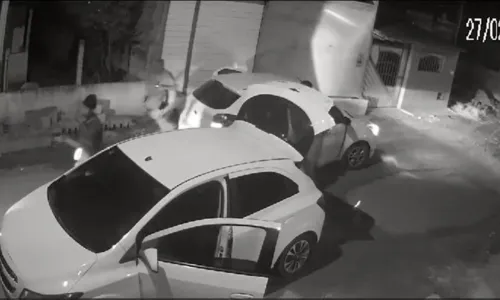 
				
					Vídeo: vereador tem carro roubado na porta de casa na Bahia
				
				