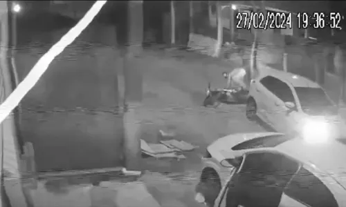 
				
					Vídeo: vereador tem carro roubado na porta de casa na Bahia
				
				
