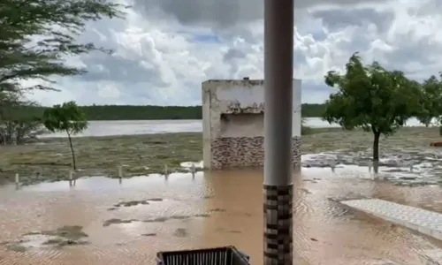 
				
					Vídeos: chuvas fortes causam transtornos em cidades da Bahia
				
				