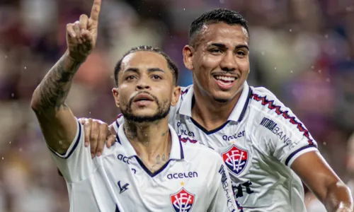  				 					Vitória vence o Fortaleza e volta ao G4 da Copa do Nordeste 				 				