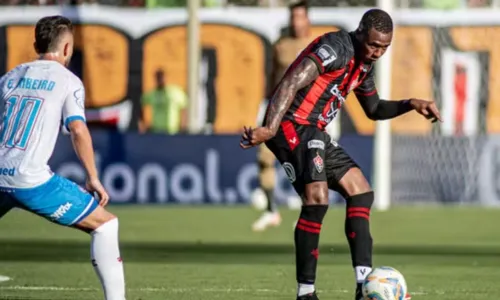  				 					Vitória vira placar e larga na frente do Bahia na final do Baianão 				 				