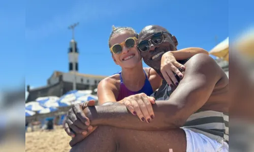 
				
					Zebrinha posa com Ingrid Guimarães e Lázaro Ramos em praia de Salvador
				
				