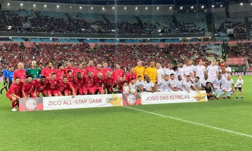 
				
					Zico e amigos lotam Maracanã e homenageiam Pelé no Jogo das Estrelas
				
				