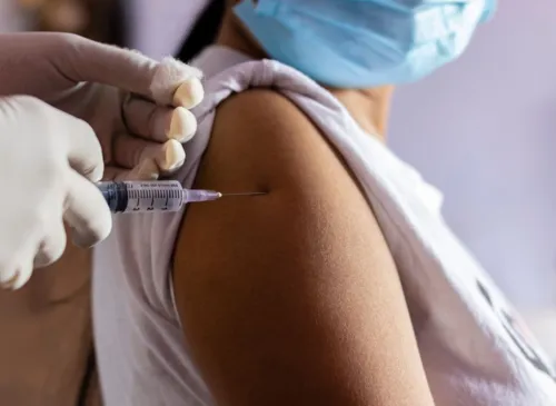 Vacinação contra gripe acontece em mais de 40 postos neste sábado (20)