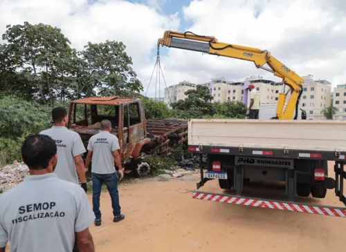 Veículos e barcos abandonados são removidos das vias de Salvador