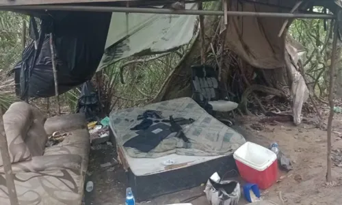 
				
					Acampamento de criminosos é desmontado em área de mata na BA
				
				