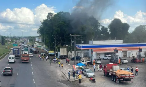 
				
					Acidente com caminhão mata motorista e vendedor de frutas na Bahia
				
				