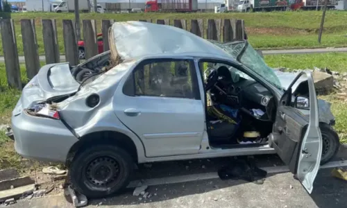 
				
					Acidente deixa 3 feridos em rodovia na Bahia; carro ficou destruído
				
				