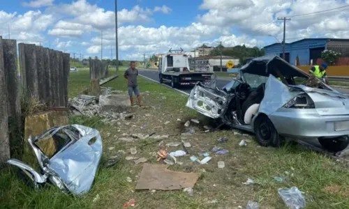 
				
					Acidente deixa 3 feridos em rodovia na Bahia; carro ficou destruído
				
				