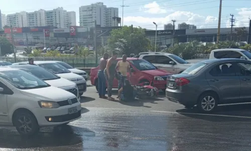 
				
					Acidente deixa trânsito lento na BR-324 próximo à Jaqueira do Carneiro
				
				