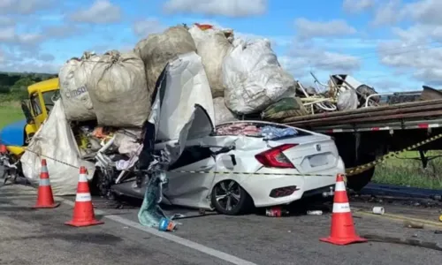 
				
					Acidente entre caminhão e carro deixa quatro mortos na BA
				
				