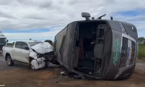 
				
					Acidente entre micro-ônibus e caminhonete deixa 20 feridos na Bahia
				
				