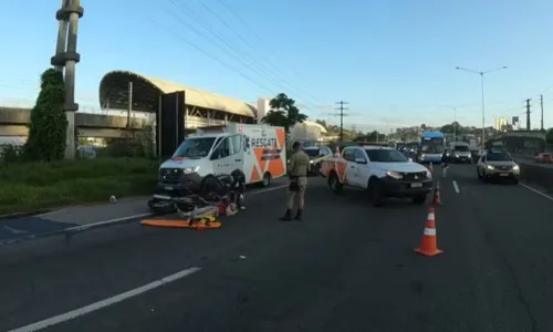 
				
					Acidente entre moto e viatura da PM deixa pai e filho feridos
				
				