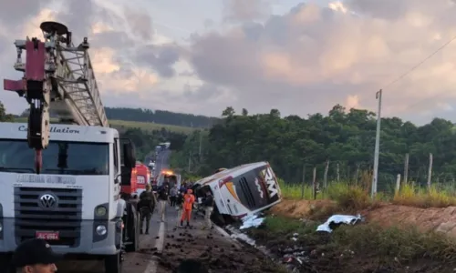 
				
					Acidente envolvendo ônibus de turismo deixa nove mortos na Bahia
				
				