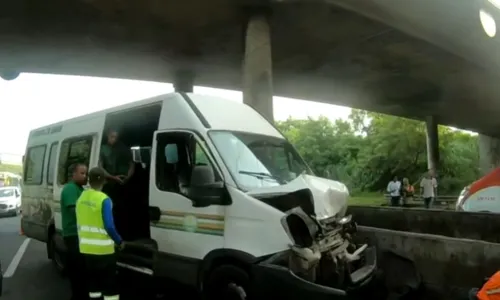 
				
					Acidente envolvendo ônibus e van deixa feridos na BR-324
				
				