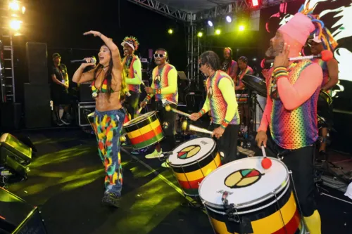 
				
					Alinne Rosa, Daniela Mercury e Jacaré marcam presença no Olodum; FOTOS
				
				