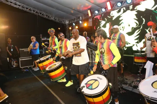 
				
					Alinne Rosa, Daniela Mercury e Jacaré marcam presença no Olodum; FOTOS
				
				