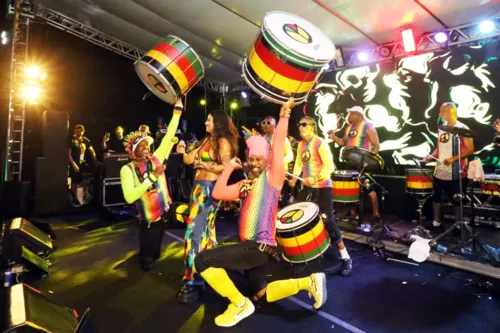 
				
					Alinne Rosa, Daniela Mercury e Jacaré marcam presença no Olodum; FOTOS
				
				