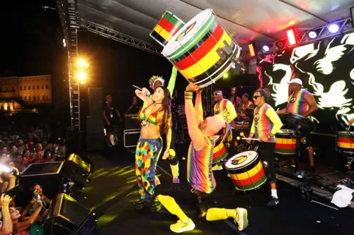 
				
					Alinne Rosa, Daniela Mercury e Jacaré marcam presença no Olodum; FOTOS
				
				