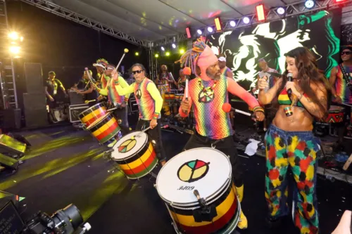 
				
					Alinne Rosa, Daniela Mercury e Jacaré marcam presença no Olodum; FOTOS
				
				