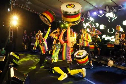 
				
					Alinne Rosa, Daniela Mercury e Jacaré marcam presença no Olodum; FOTOS
				
				