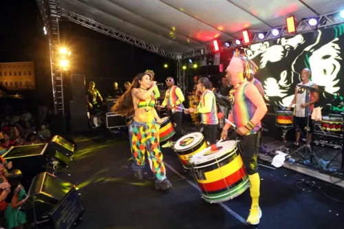 
				
					Alinne Rosa, Daniela Mercury e Jacaré marcam presença no Olodum; FOTOS
				
				