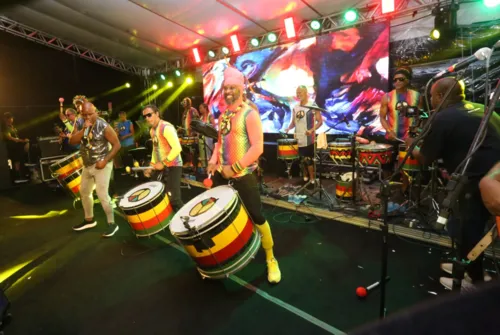 
				
					Alinne Rosa, Daniela Mercury e Jacaré marcam presença no Olodum; FOTOS
				
				