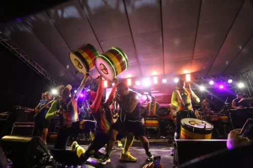 
				
					Alinne Rosa, Daniela Mercury e Jacaré marcam presença no Olodum; FOTOS
				
				