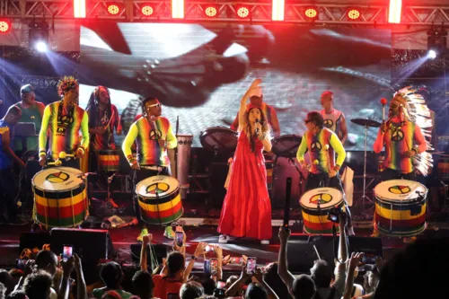 
				
					Alinne Rosa, Daniela Mercury e Jacaré marcam presença no Olodum; FOTOS
				
				