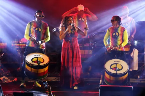 
				
					Alinne Rosa, Daniela Mercury e Jacaré marcam presença no Olodum; FOTOS
				
				