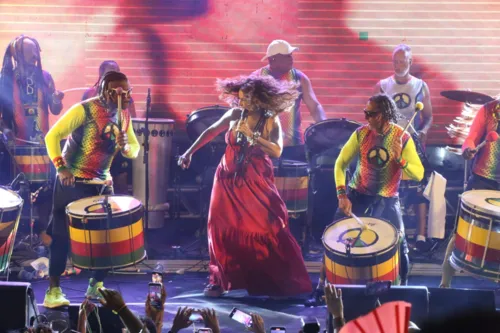 
				
					Alinne Rosa, Daniela Mercury e Jacaré marcam presença no Olodum; FOTOS
				
				