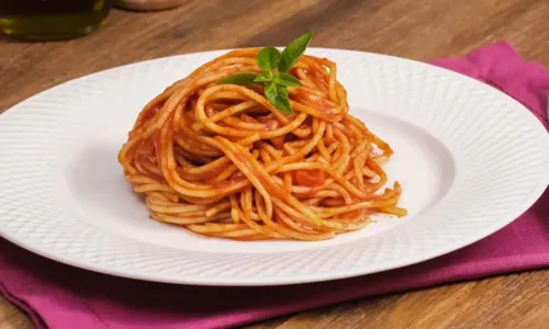 
				
					Almoço rápido? Aprenda receita simples de macarrão ao molho
				
				