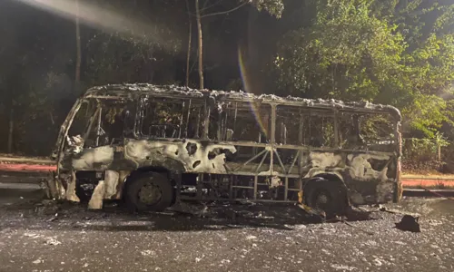 
				
					Amarelinho é destruído por incêndio e motorista sai ileso em Salvador
				
				