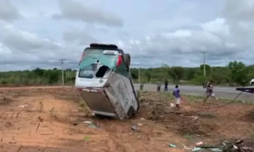 
				
					Ambulância capota com 5 pessoas no oeste da Bahia
				
				