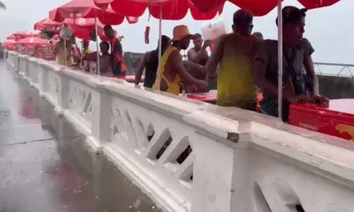 
				
					Ambulantes começam a ocupar passarela montada na Barra
				
				