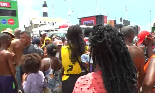 
				
					Ambulantes do Carnaval protestam contra passarela na Barra
				
				