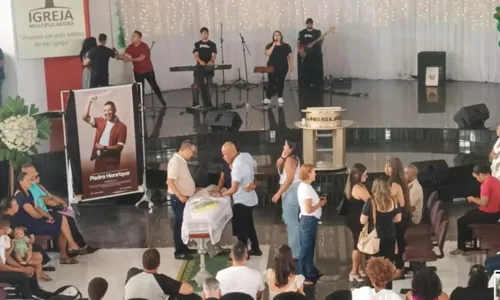 
				
					Amigos e familiares de Pedro Henrique se despendem do cantor em culto
				
				