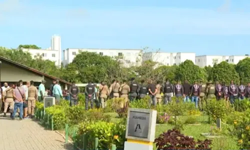 
				
					Amigos e familiares se despedem de PM morto no IAPI, em Salvador
				
				