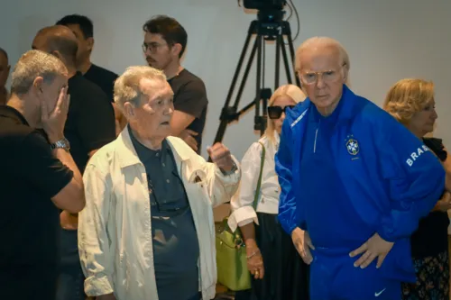 
				
					Amigos e familiares se despedem de Zagallo em velório na sede da CBF
				
				