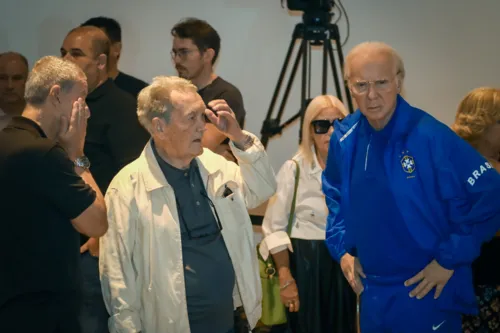 
				
					Amigos e familiares se despedem de Zagallo em velório na sede da CBF
				
				